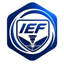Logotipo azul hexagonal de IEF con anillos circulares y un icono blanco de taladro estilizado