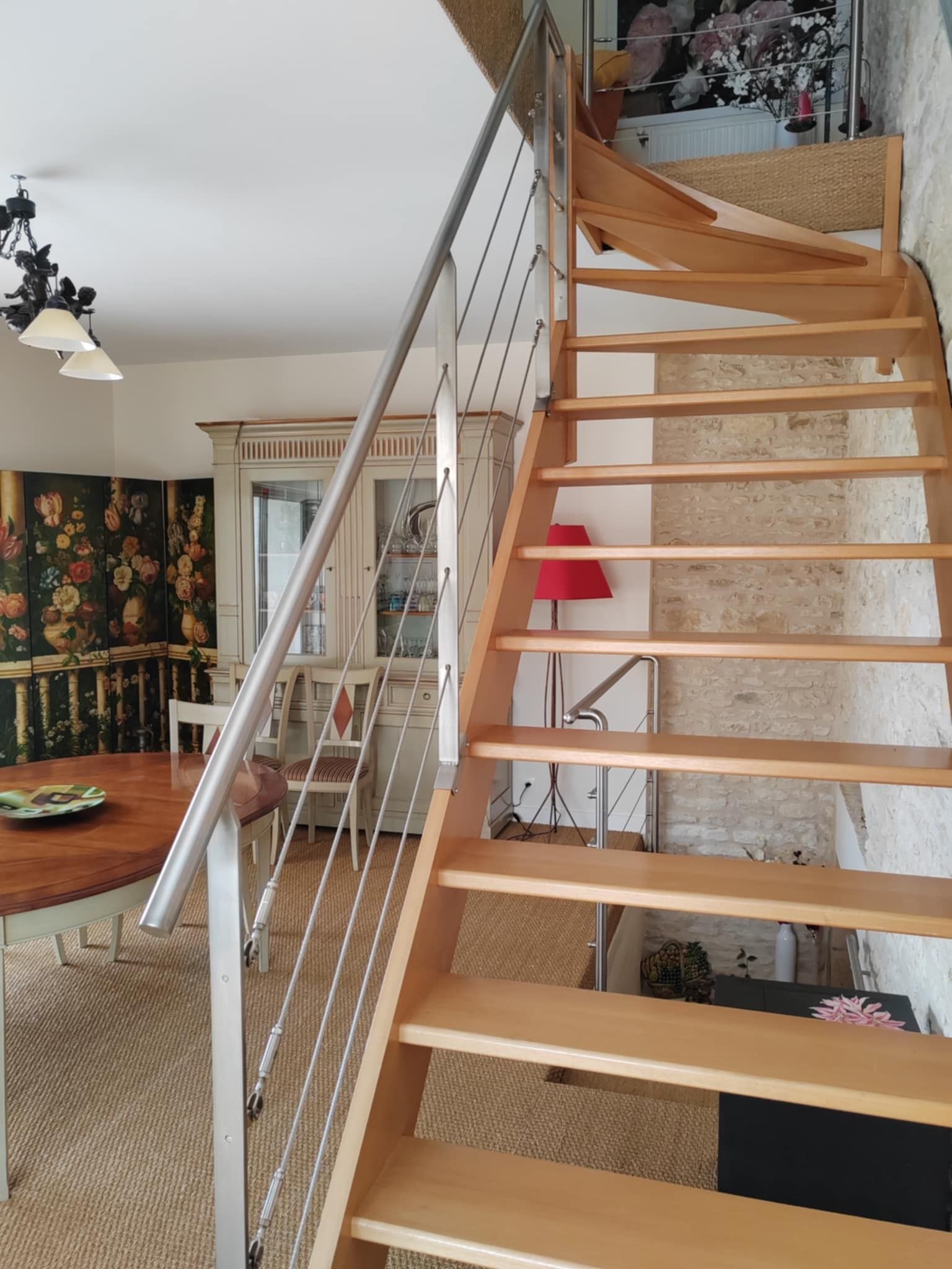 Pose d'un escalier bois dans un appartement de Poitiers