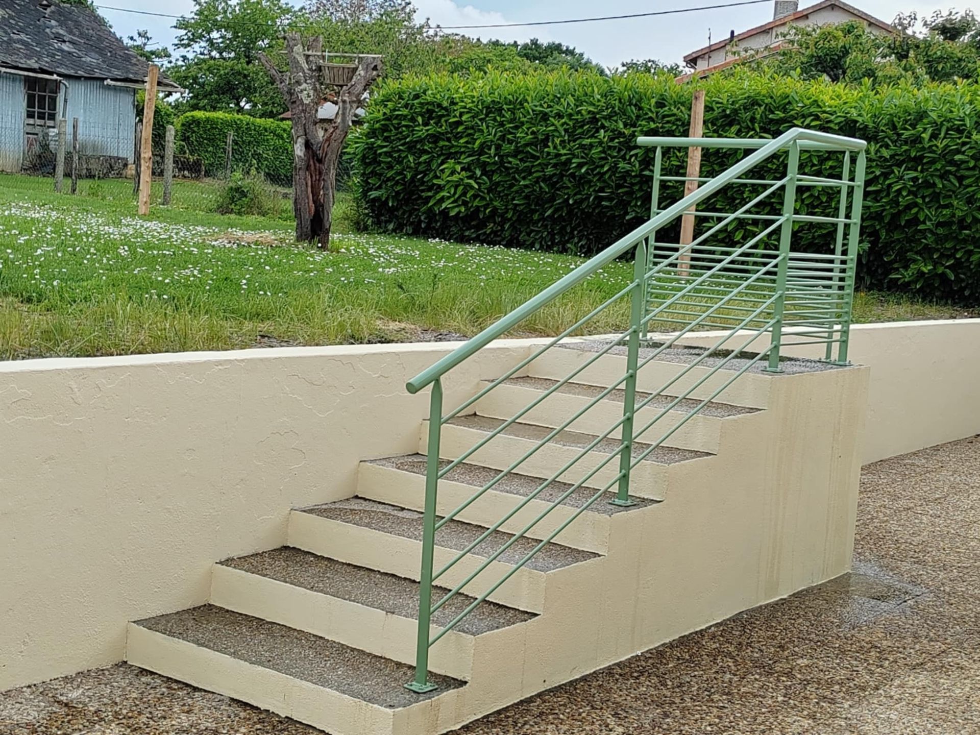 Pose de rambarde de sécurité sur un escalier extérieur