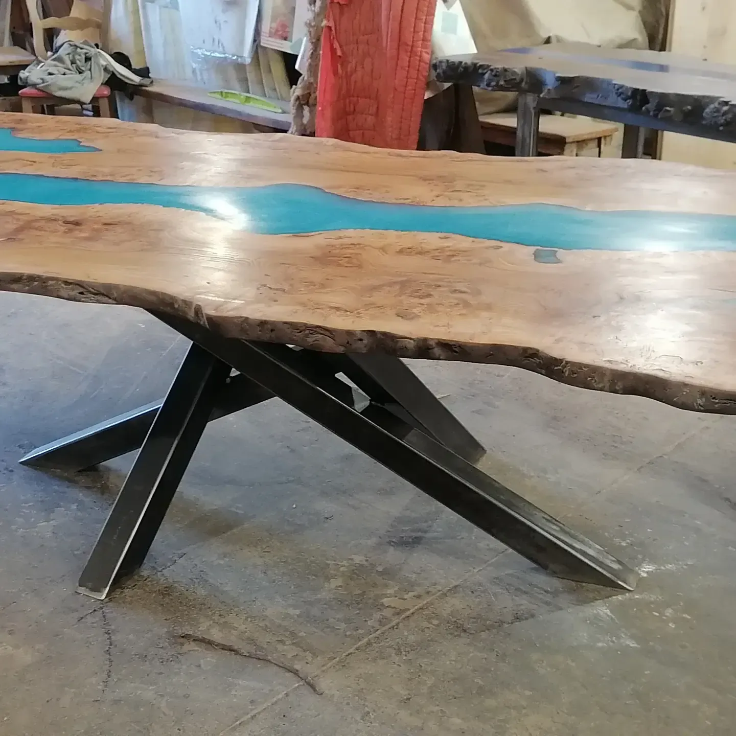 Photo d'une table en bois et en métal