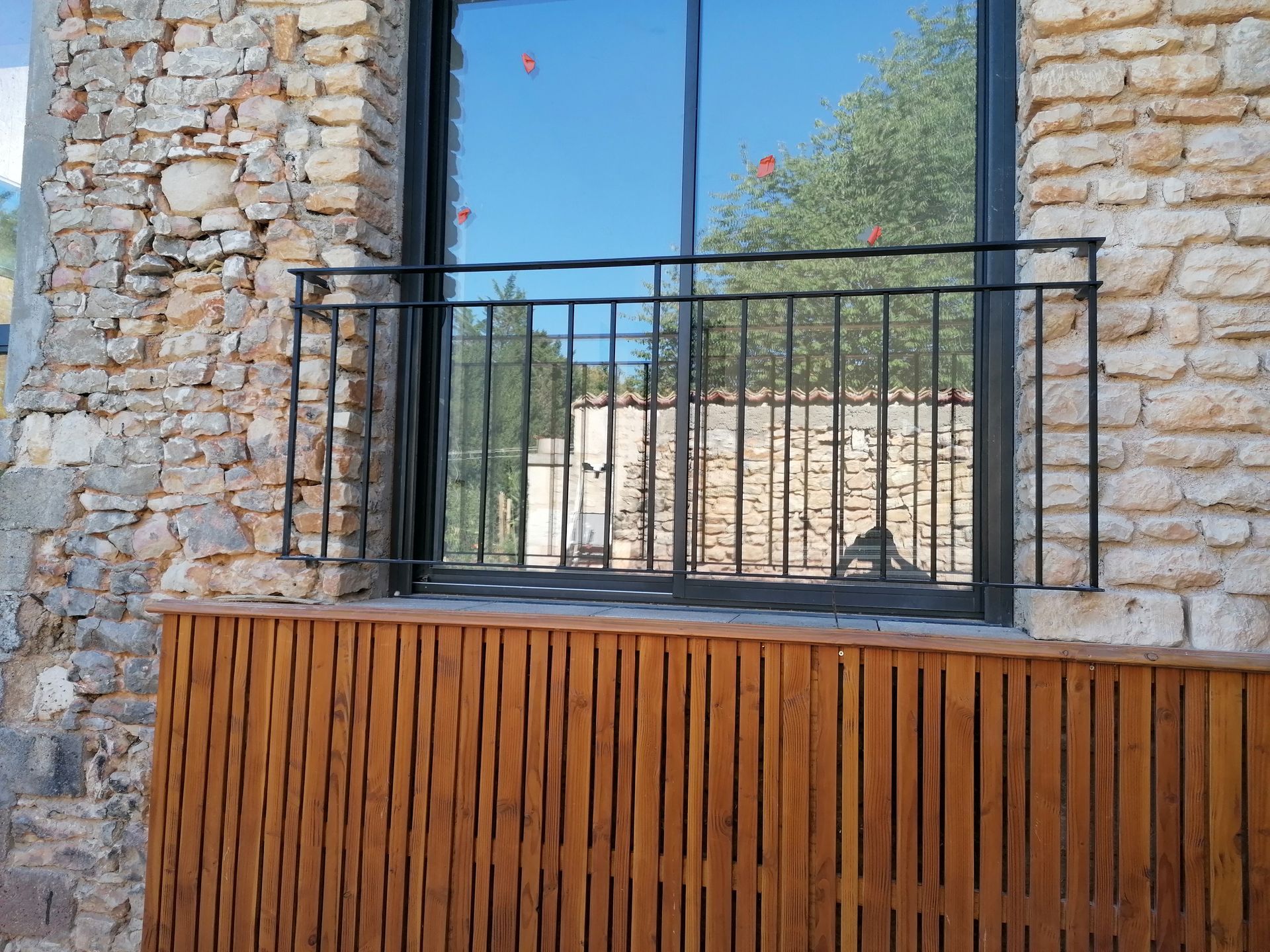 Photo d'une rambarde de fenêtre en métal