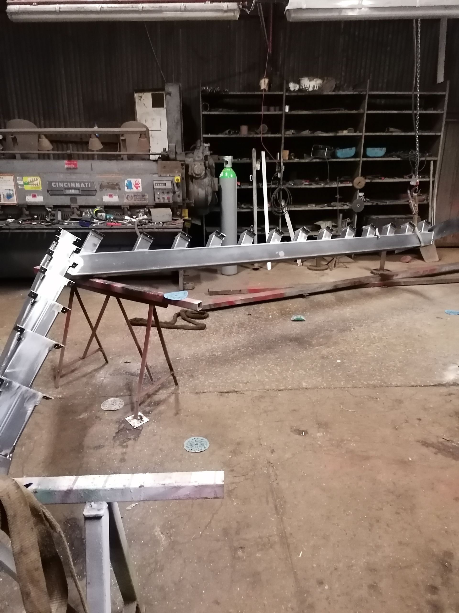 Photo d'escaliers en métal en construction