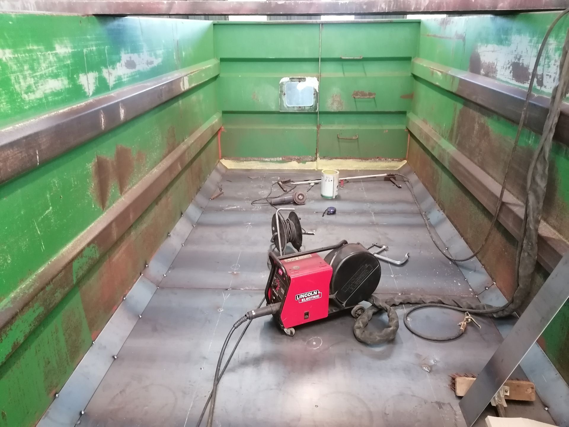 Photo d'une benne verte avant travaux