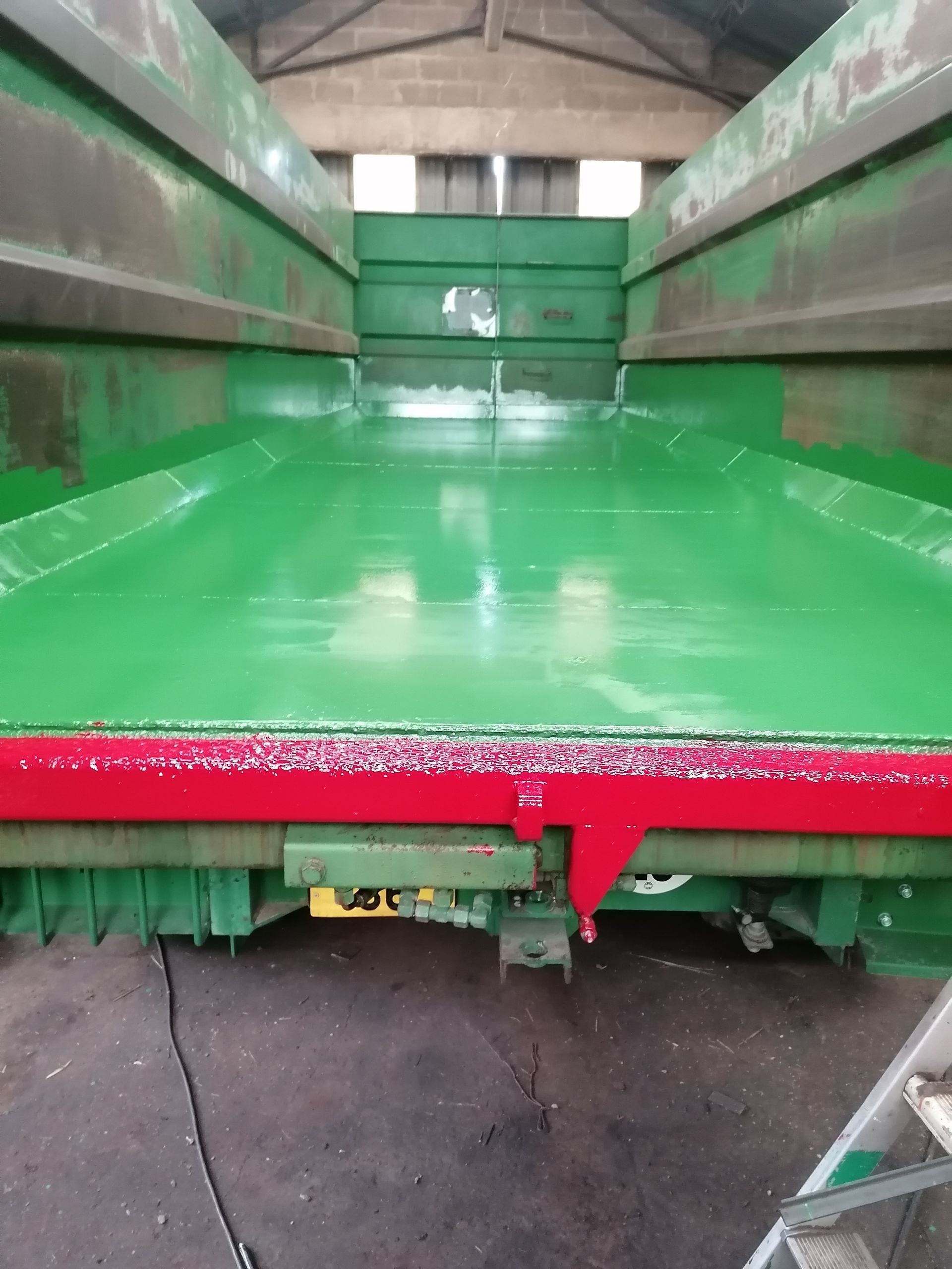 Photo d'une benne verte après travaux