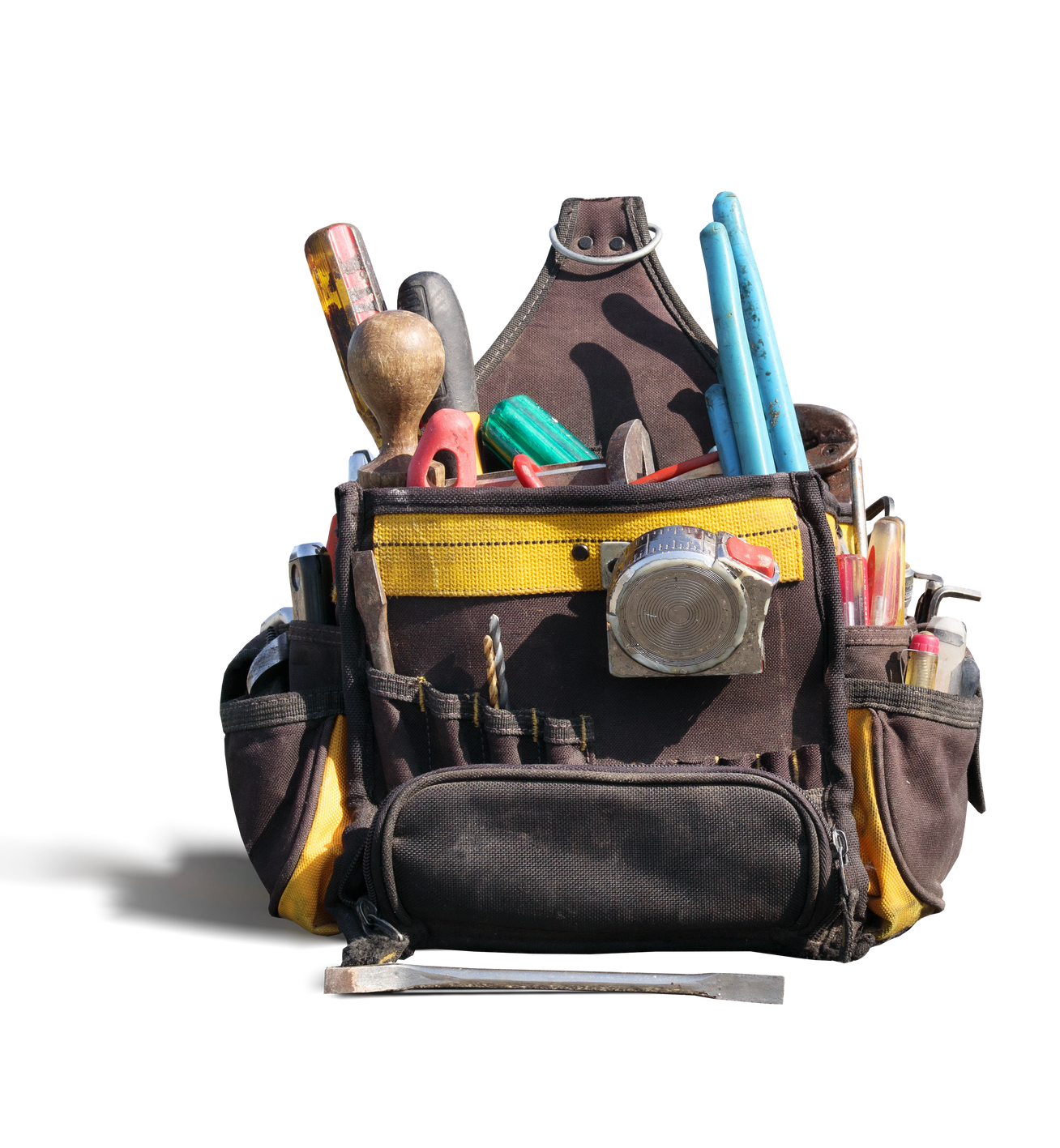 Sac à outils rempli d'outils assortis, marron et jaune, sur fond blanc.