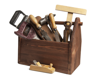 Boîte à outils en bois remplie d'outils de menuiserie sur fond blanc.