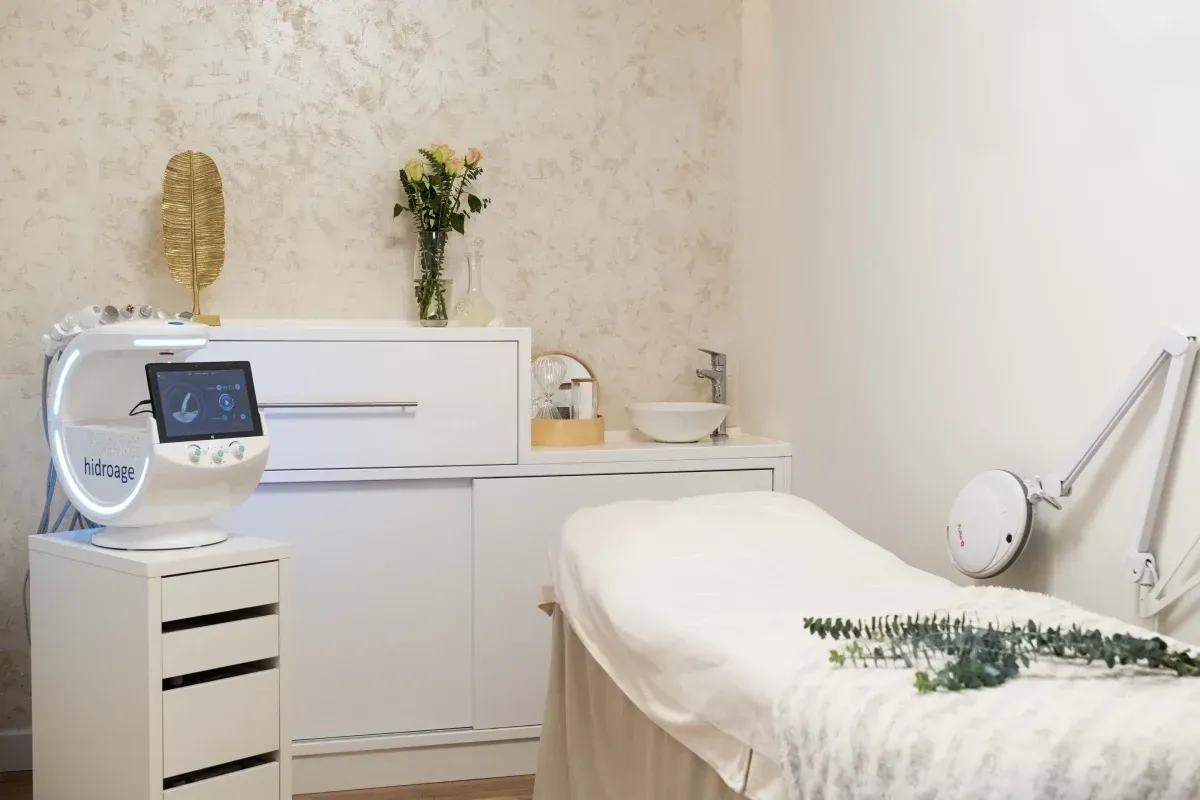 Hay una cama en el medio de la habitación en un salón de belleza.