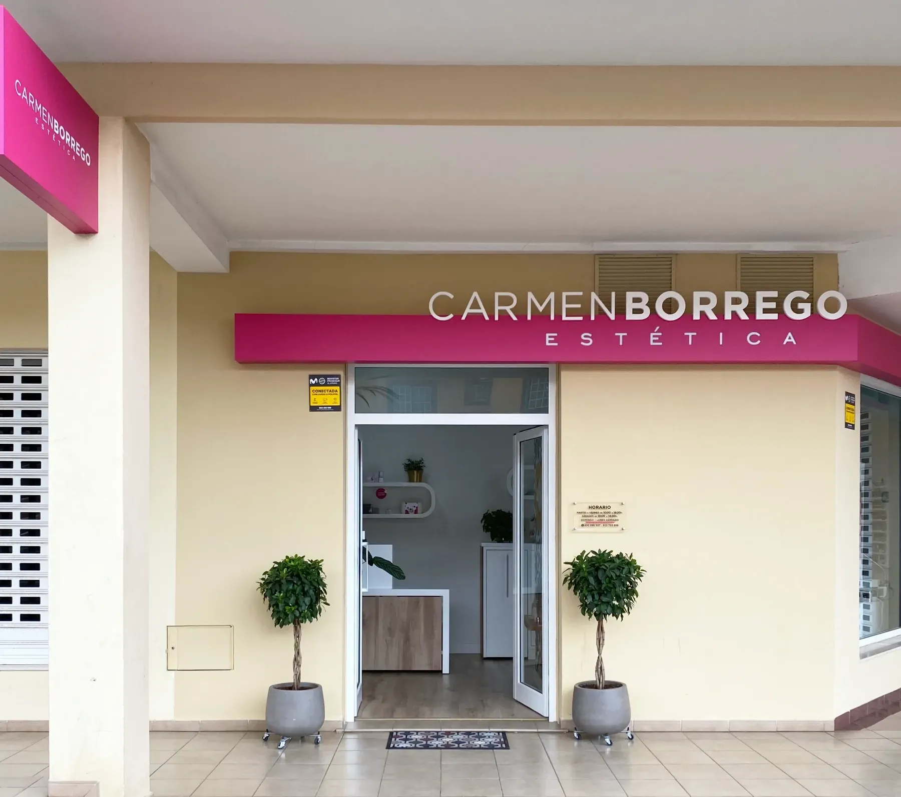 Carmen Borrego Estética tiene un cartel rosa encima de la puerta.