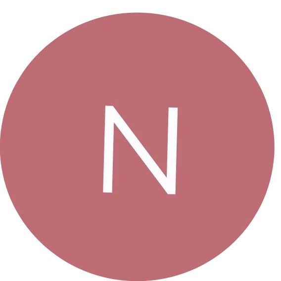 La letra n está en un círculo rosa sobre un fondo blanco.