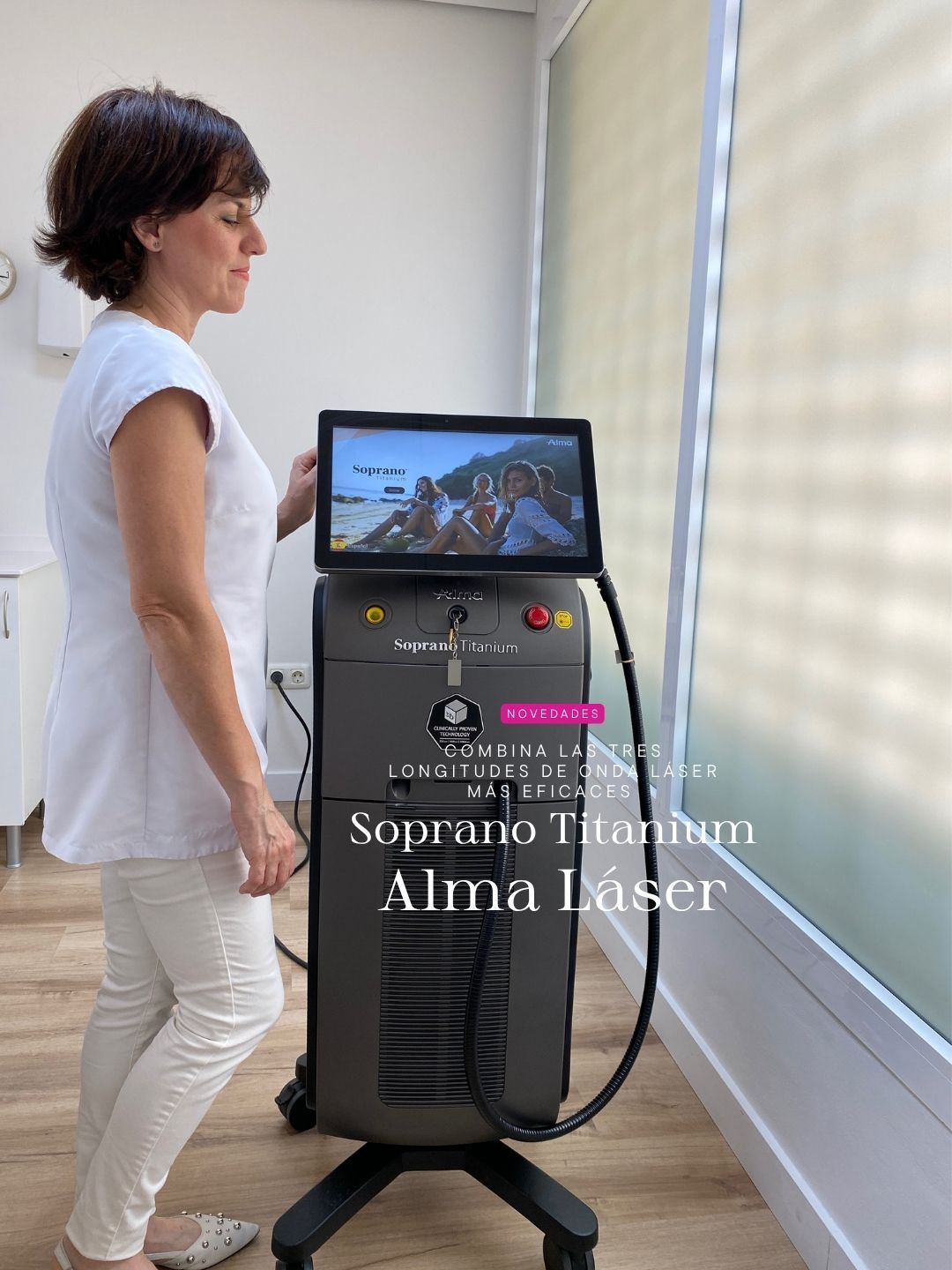 Mujer de pie cerca de una máquina láser Soprano Titanium Alma en una sala de tratamiento.