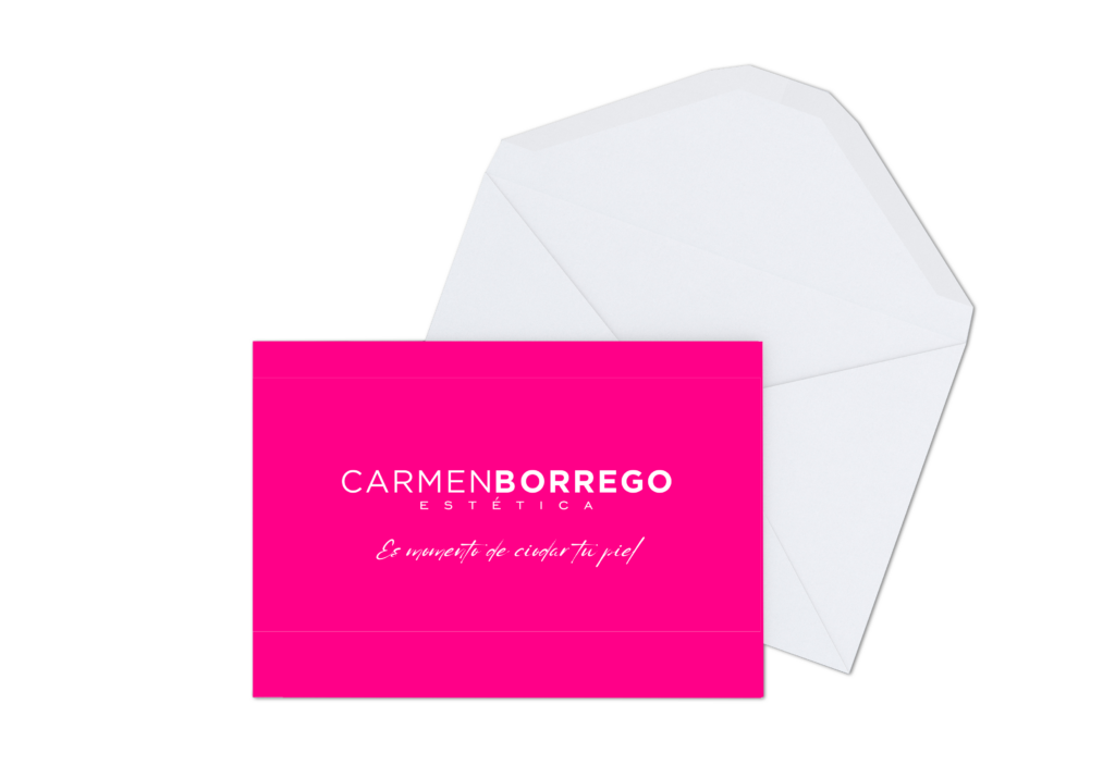 Un sobre blanco con una tarjeta rosa que dice carmenborrego.