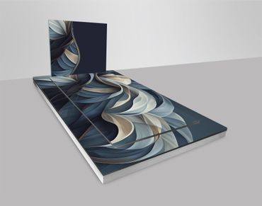 Œuvre géométrique abstraite bleue et crème sur un présentoir.