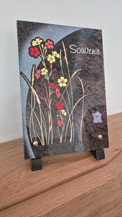Livre/boîte décorative noire sur une table en bois avec des fleurs colorées et le texte « Souvenir »