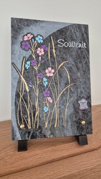 Panneau décoratif style tableau noir avec fleurs pastel et inscription « Souvenir» sur un support en bois.