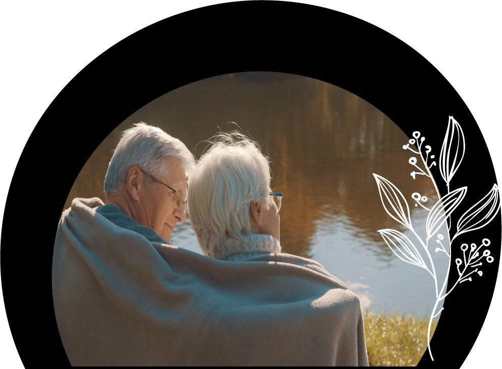 Couple âgé sur un banc avec un petit plaid sur les épaules