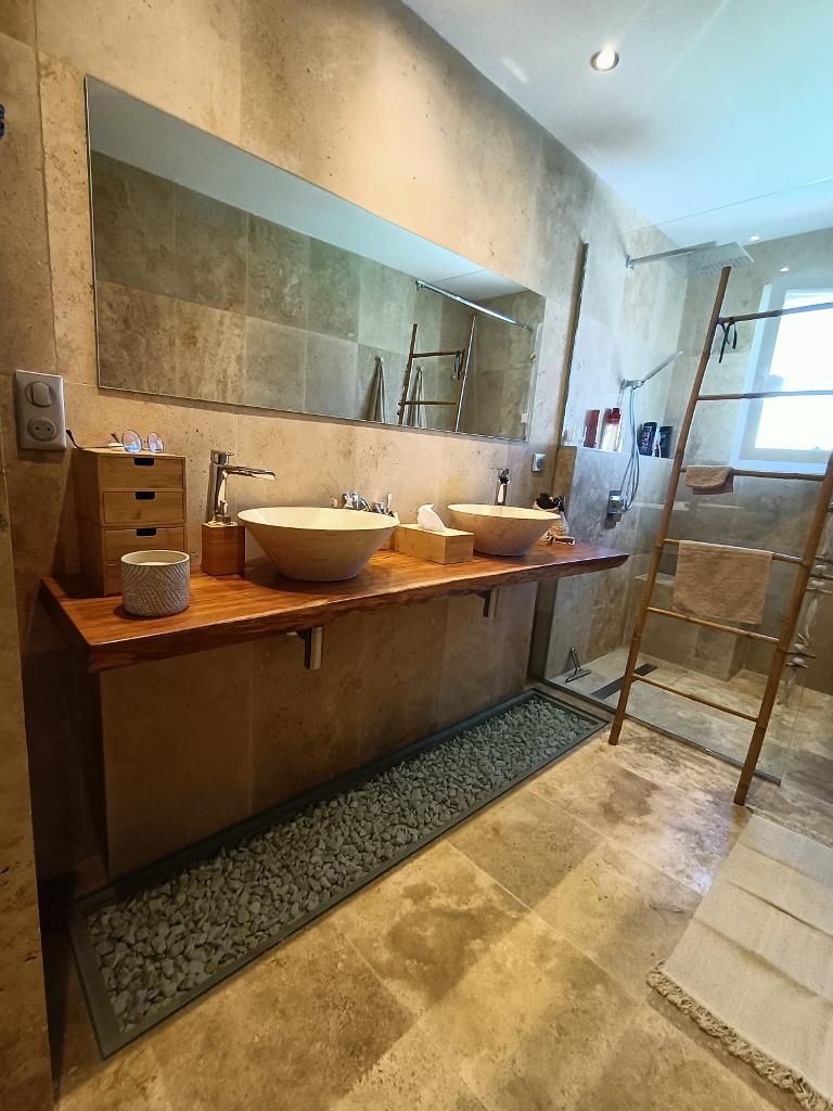 Pose d'un miroir de salle de bains