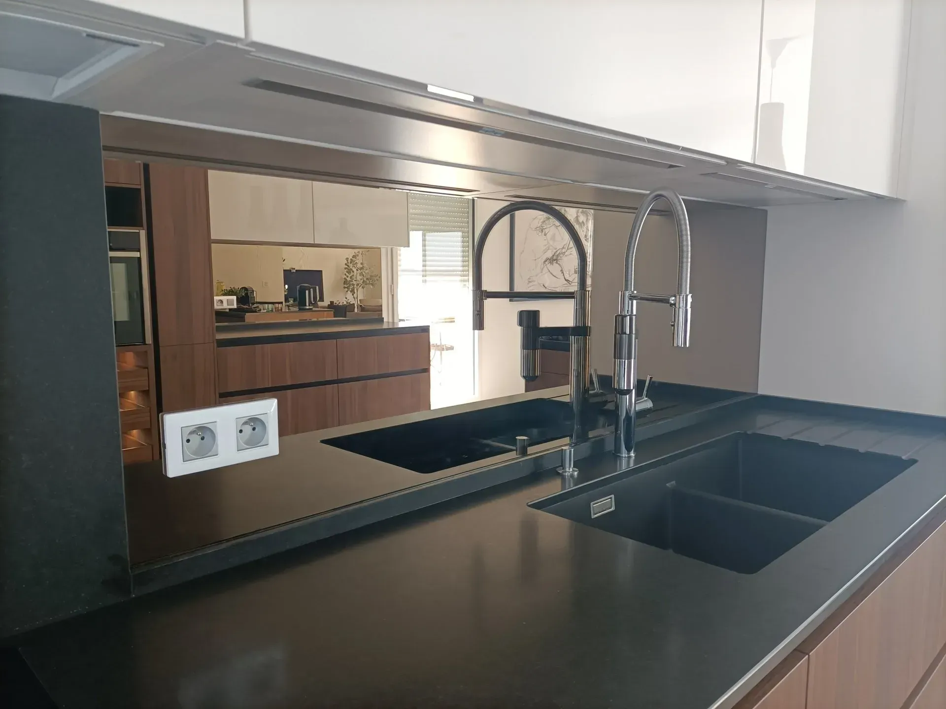 Pose d'une crédence bronze