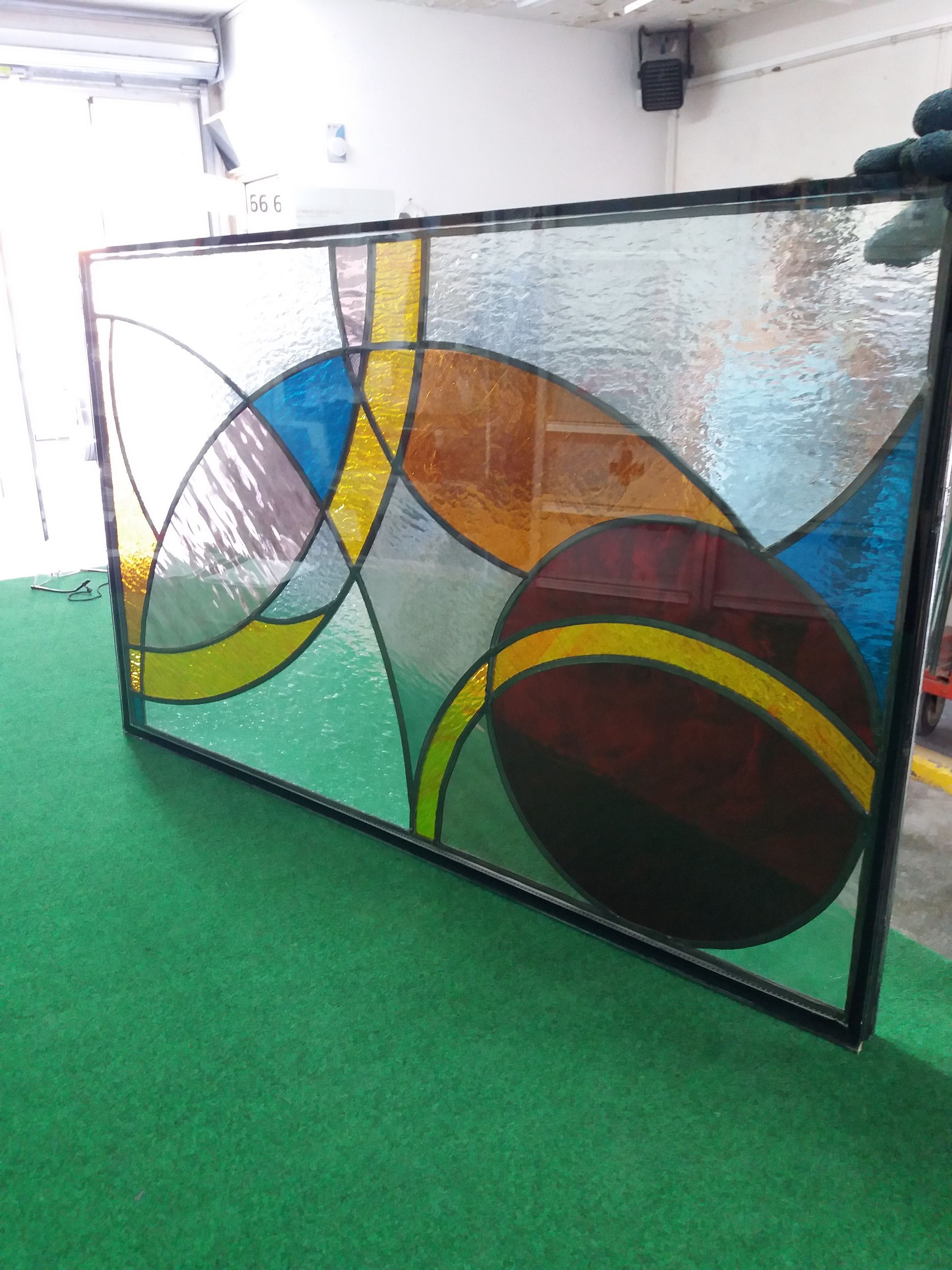 Vitrail fourni, monté en double vitrage