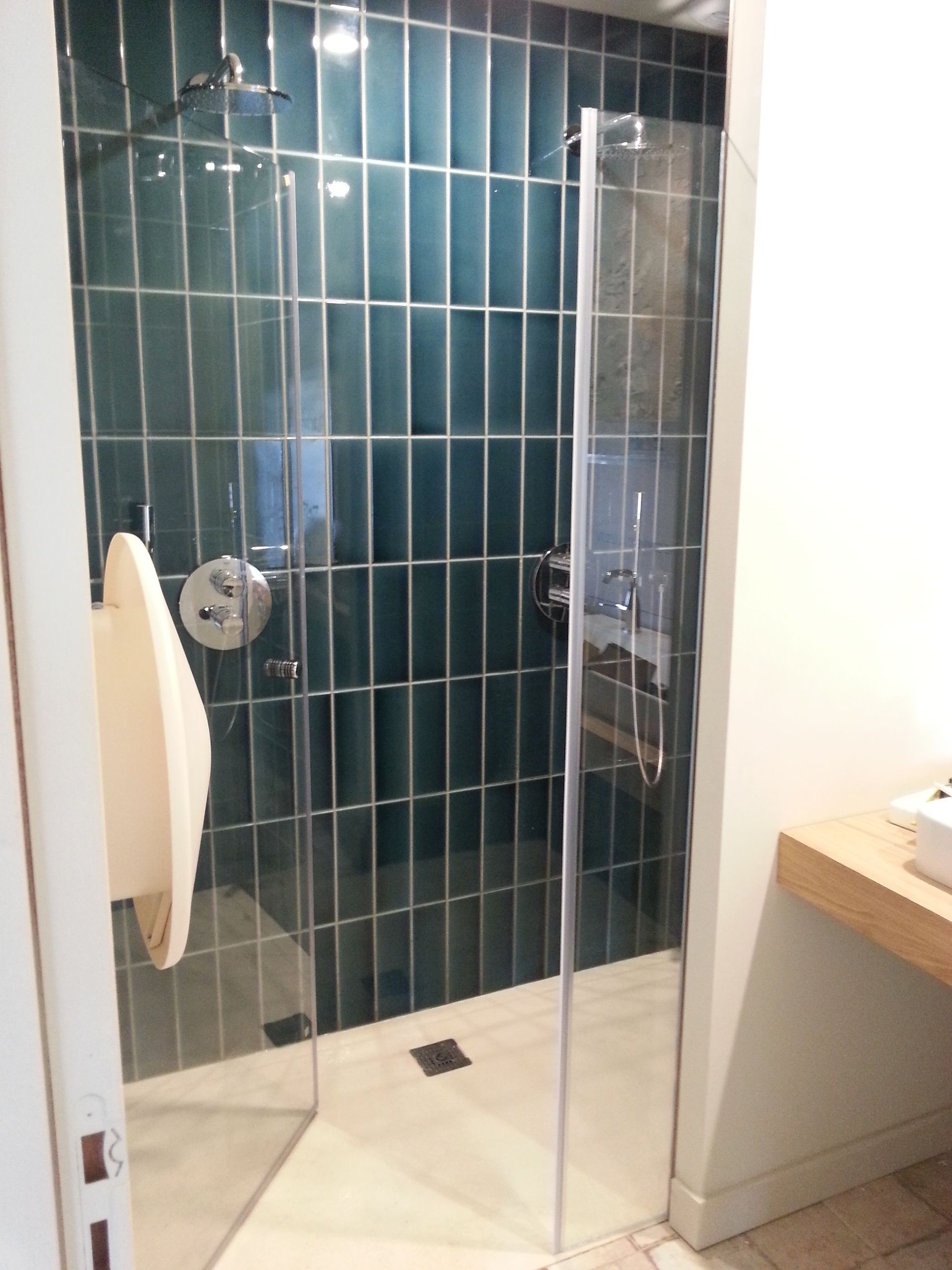 Paroi de douche avec porte