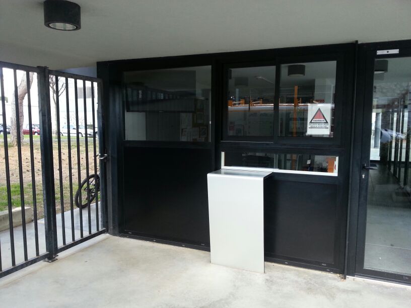 Guichet en aluminium mat noir