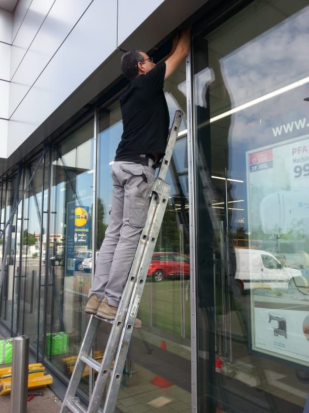 Pose de vitrines toutes dimensions