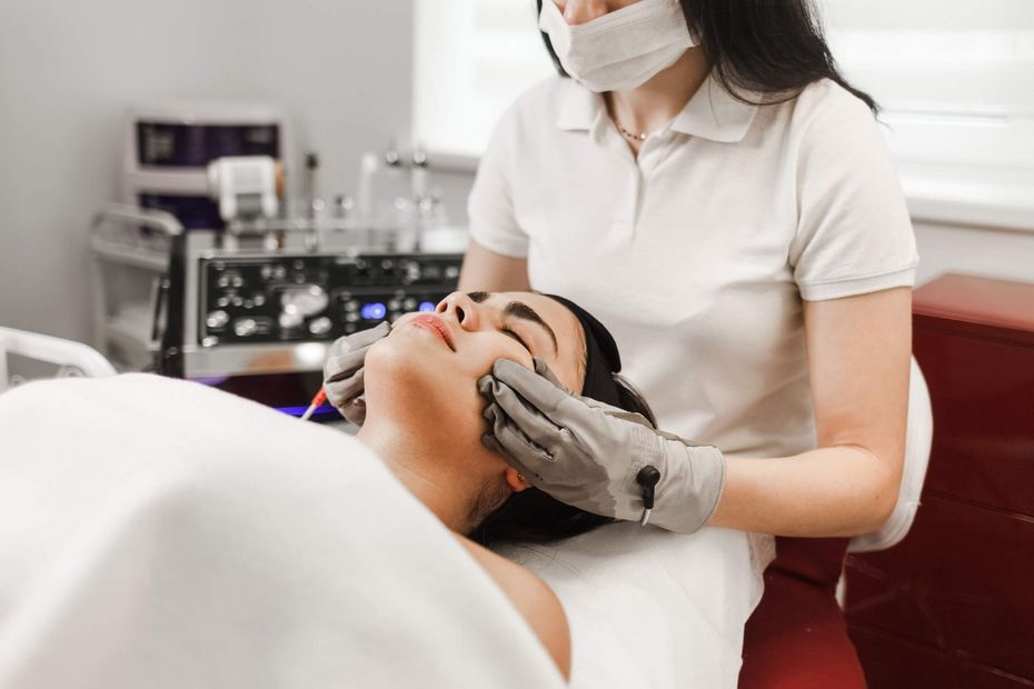 Una mujer está recibiendo un tratamiento facial en un salón de belleza.