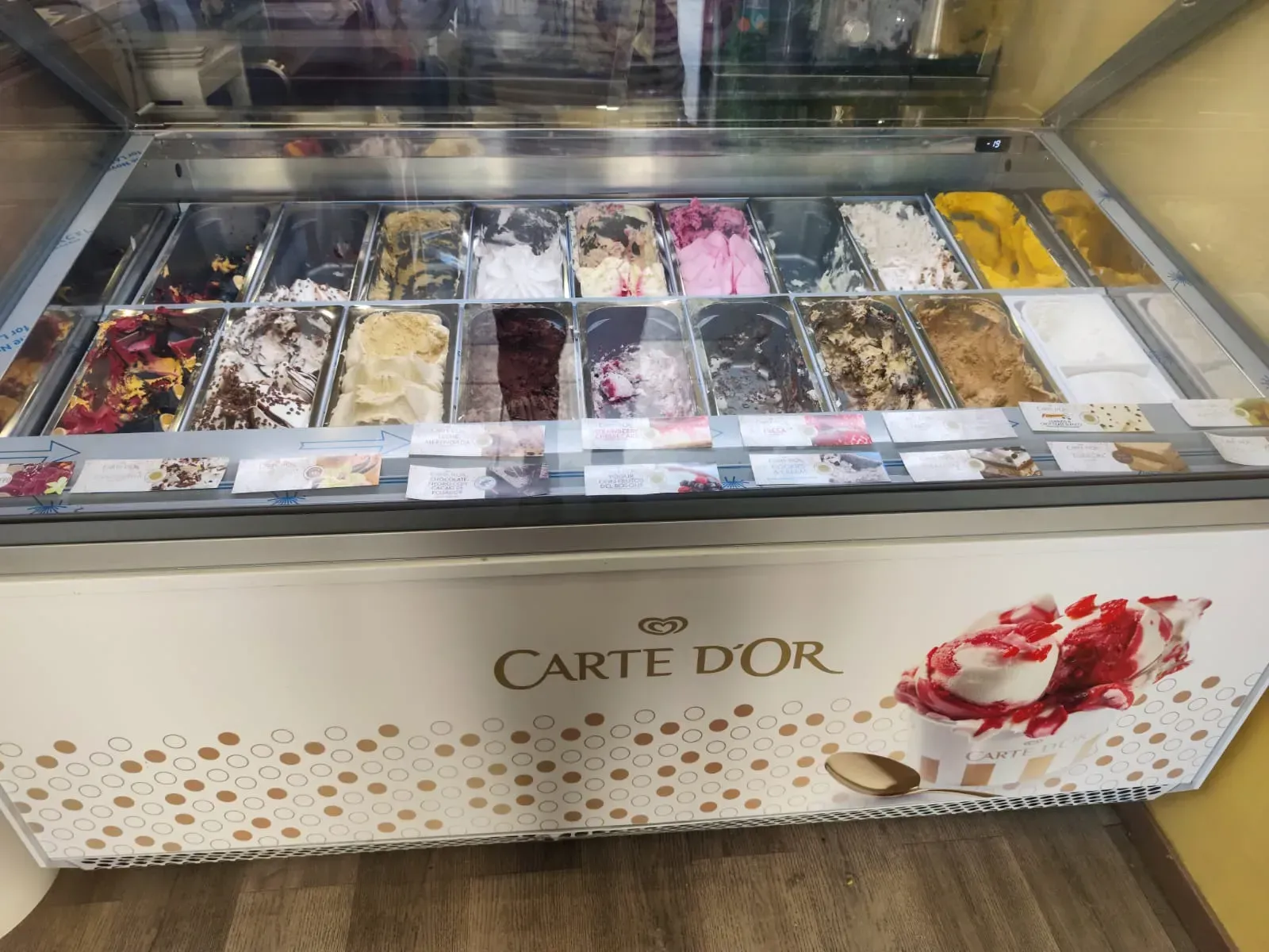 Vitrina expositora de helados con diversos sabores de helado Carte d'Or.