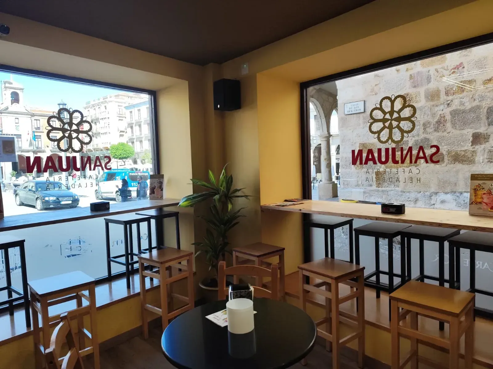 Interior de un bar, logo