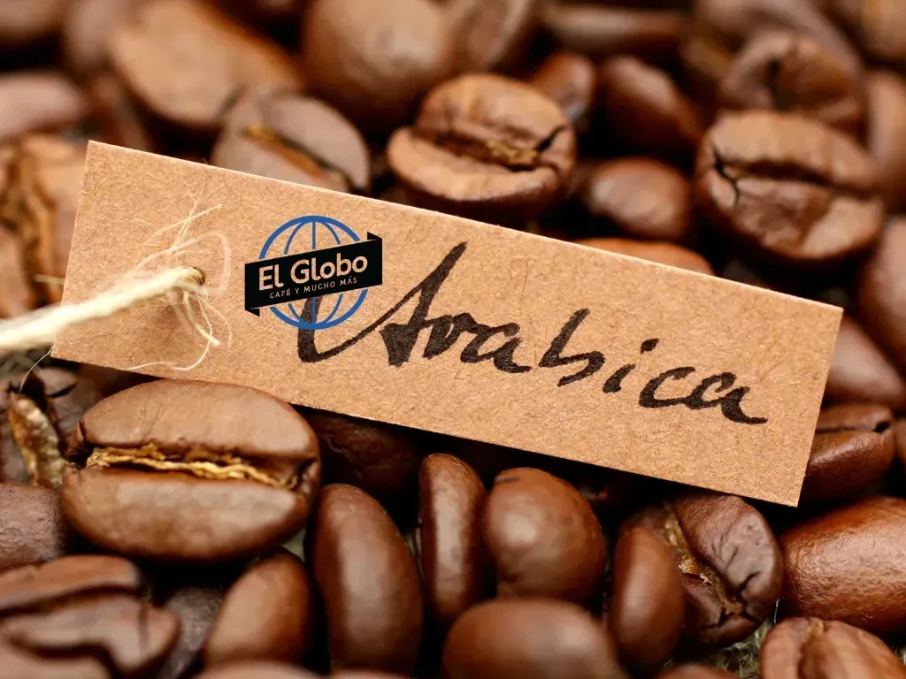 Granos de café marrones con una etiqueta que dice