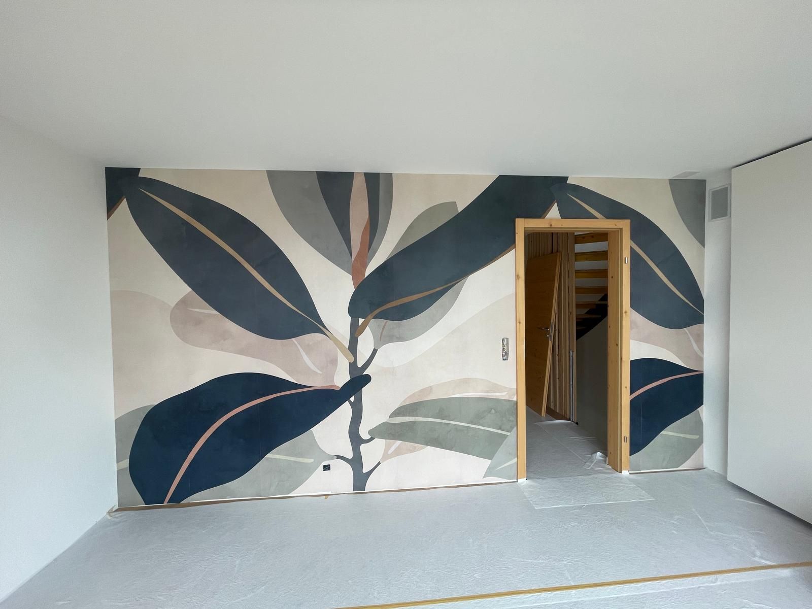 Ein roter Farbspritzer mit kleineren kreisförmigen Tropfen auf weissem Hintergrund.