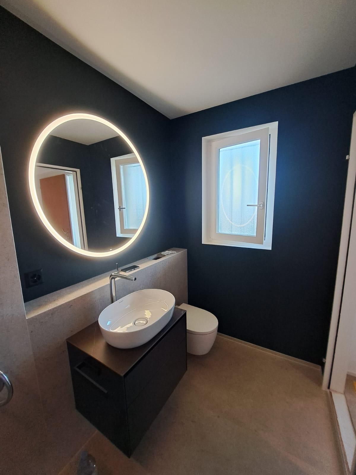 In einem Raum, der gerade renoviert wird, steht eine Leiter; in der Nähe sind Malutensilien, Werkzeuge und eine weitere Leiter zu sehen.