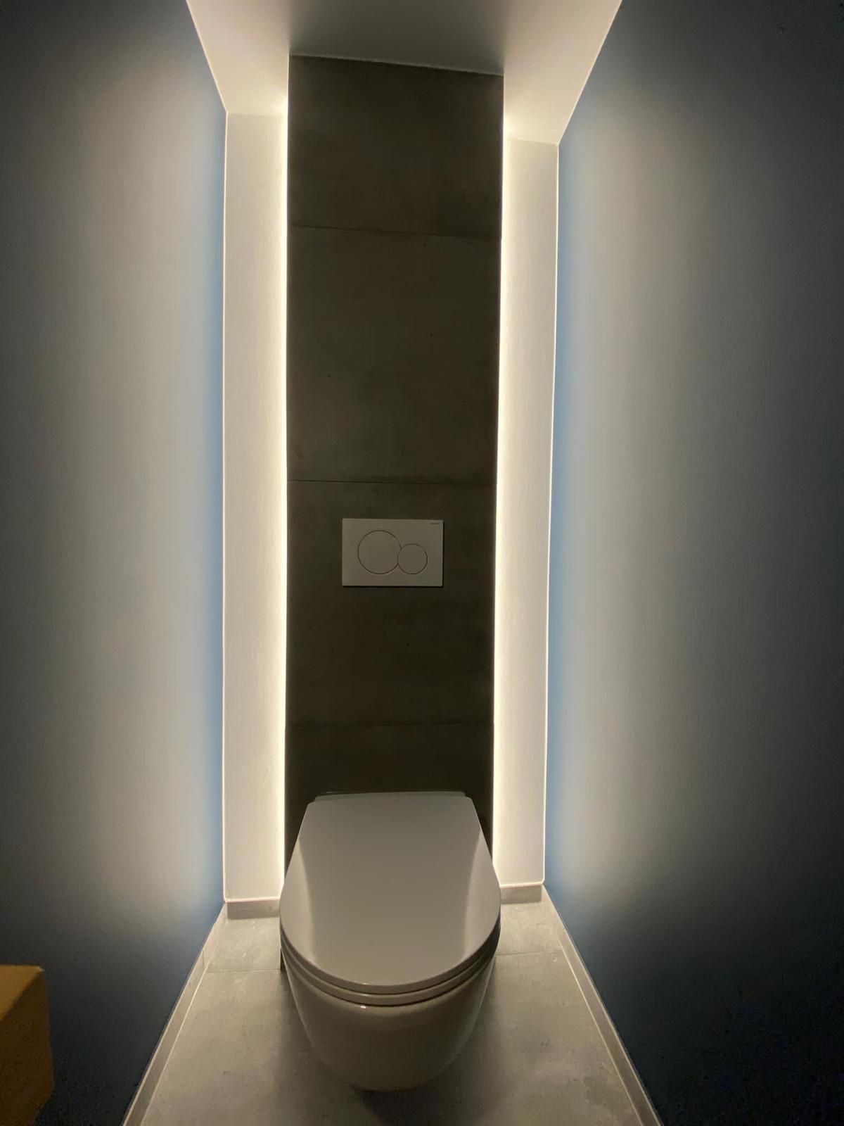 In einem Raum, der gerade renoviert wird, steht eine Leiter; in der Nähe sind Malutensilien, Werkzeuge und eine weitere Leiter zu sehen.