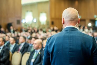 Security überwacht einen Saal