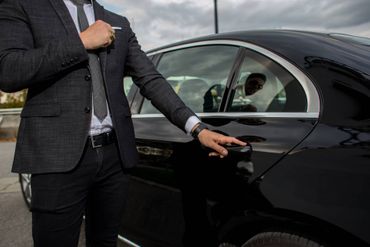 Security öffnet eine Autotür