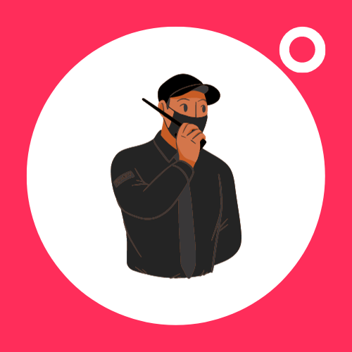 Un hombre que lleva una máscara y un sombrero está hablando por un walkie talkie.