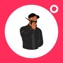 Un hombre que lleva una máscara y un sombrero está hablando por un walkie talkie.