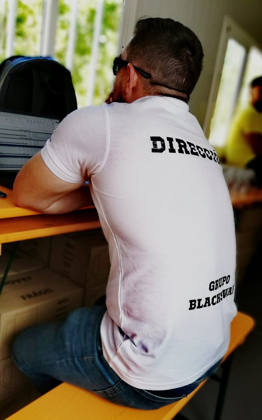 Un hombre que lleva una camisa blanca que dice director en la espalda.