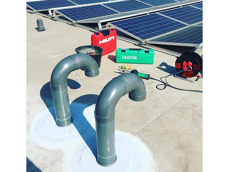 Eine grüne Werkzeugkiste mit dem Wort Hilti darauf