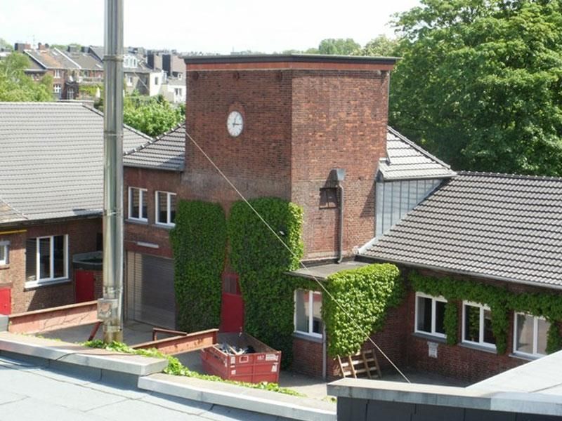 Ein Backsteingebäude mit einer Uhr darauf