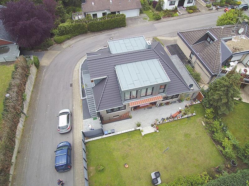 Eine Luftaufnahme eines Hauses mit Sonnenkollektoren auf dem Dach