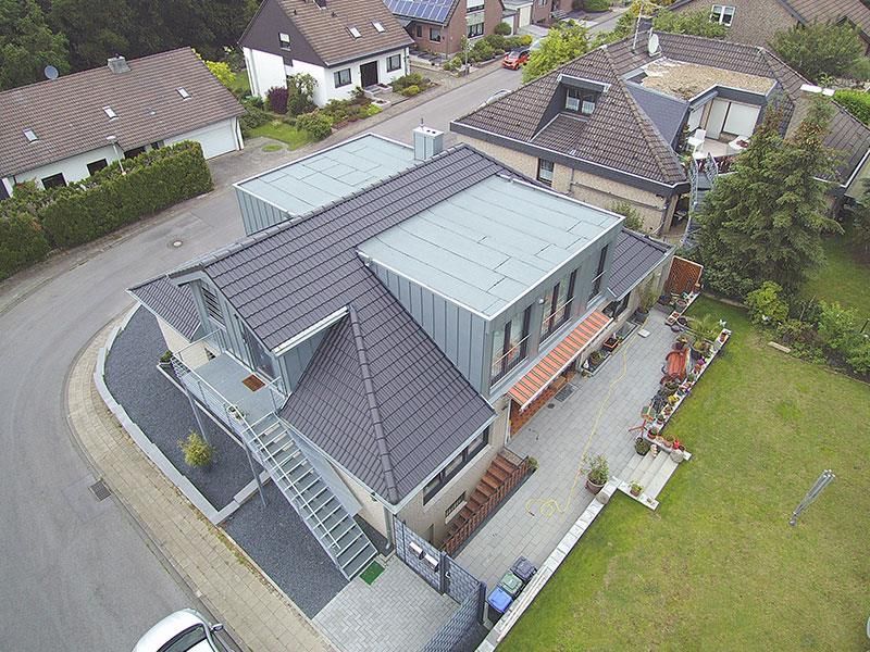 Eine Luftaufnahme eines Hauses mit Treppen, die zum Dach führen