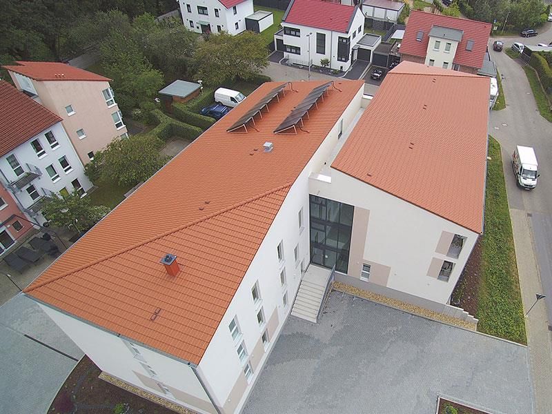 Eine Luftaufnahme eines Gebäudes mit Sonnenkollektoren auf dem Dach