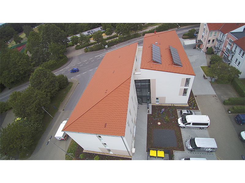 Eine Luftaufnahme eines Gebäudes mit Sonnenkollektoren auf dem Dach