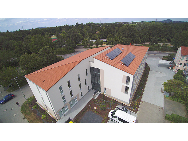 Eine Luftaufnahme eines Gebäudes mit Sonnenkollektoren auf dem Dach