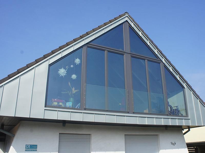 Ein dreieckiges Gebäude mit einem Schild mit der Aufschrift „r“ darauf