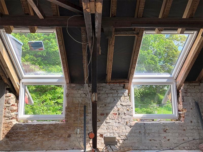 Eine Backsteinmauer mit einem Oberlicht in der Decke