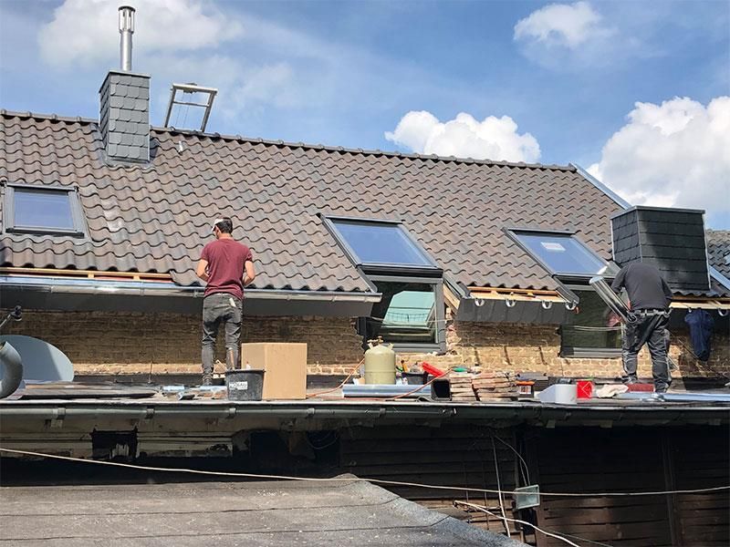 Ein Mann arbeitet auf dem Dach eines Gebäudes