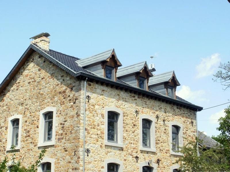 Ein großes Steingebäude mit einem blauen Himmel im Hintergrund