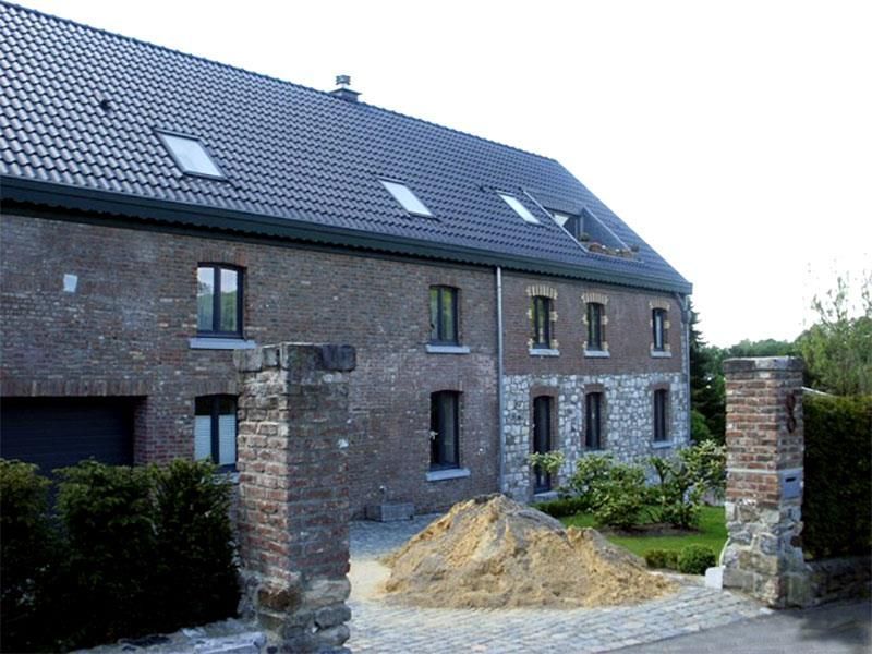 Ein Erdhaufen liegt vor einem Backsteingebäude