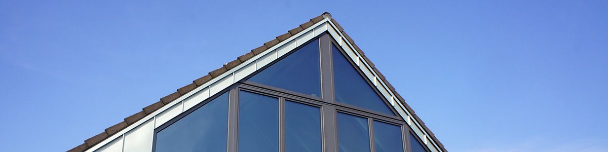 Blick nach oben auf die Ecke eines Gebäudes mit einem blauen Himmel im Hintergrund